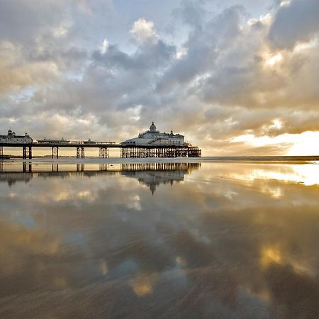 The Grand Hotel Eastbourne Eksteriør billede Worthing Pier at sunset