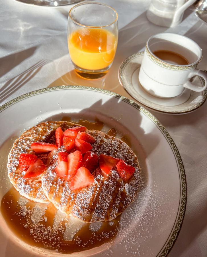The Grand Hotel Eastbourne Eksteriør billede A plate of pancakes with strawberries