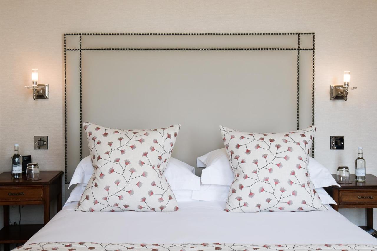 The Grand Hotel Eastbourne Eksteriør billede A bed with cushions