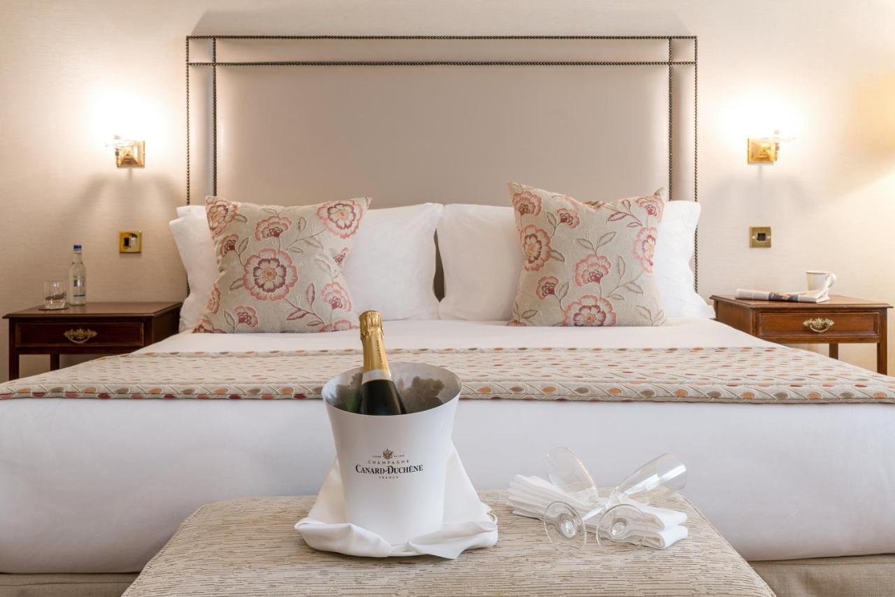 The Grand Hotel Eastbourne Eksteriør billede A bedroom at The Mitre Hotel