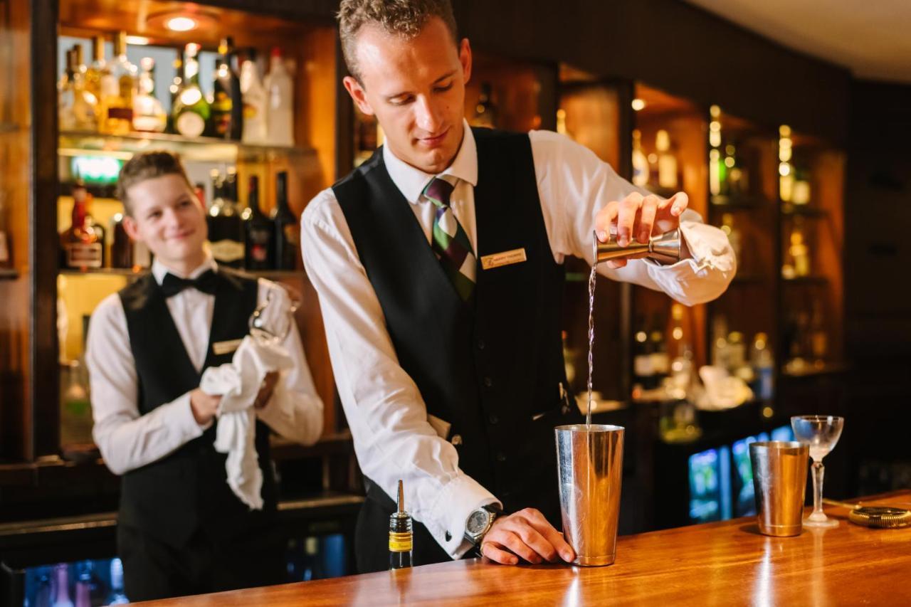 The Grand Hotel Eastbourne Eksteriør billede Bartender at work
