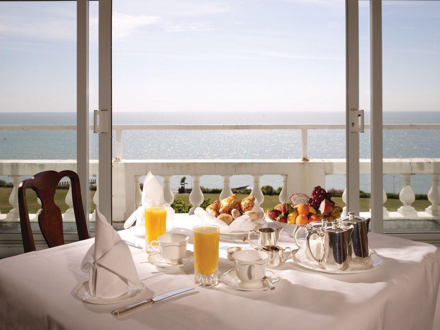 The Grand Hotel Eastbourne Eksteriør billede Breakfast at the hotel