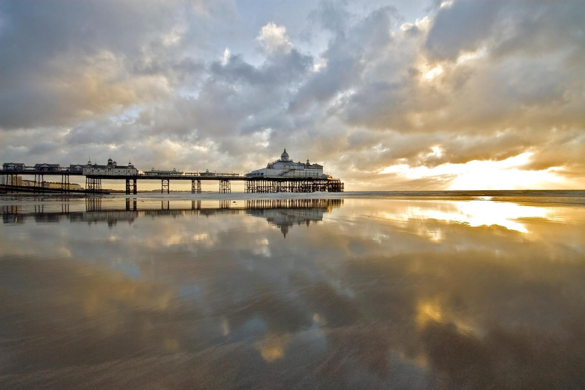 The Grand Hotel Eastbourne Eksteriør billede Worthing Pier at sunset